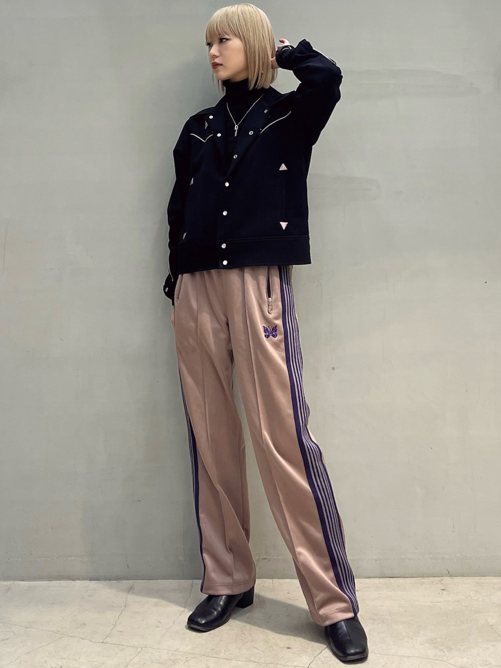 「オトナカジュアル、春服、おでかけコーデ、パンツコーデ、休日スタイル、トラックパンツ、ジャケット、レイヤードスタイル、カラーパンツ、リラックススタイル、楽チンコーデ、トレンド」｜「NeedlesのTrack Pant - Poly Smooth（その他パンツ、ピンク系）」を使った、ハルカさん（骨格ウェーブ・レディース・162cm）の春コーディネートの1枚目の写真