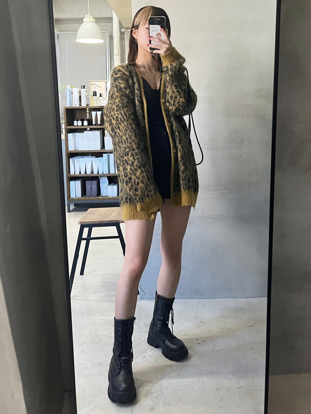 「秋ルック紹介するよ、秋コーデ、休日コーデ、リラックススタイル、パンツスタイル、秋服、レイヤードスタイル、ショートパンツ、ロングブーツ、カーディガン、ブラック、プチプラコーデ」｜「Needlesの【NEEDLES/ニードルズ】MOHAIR CARDIGAN：別注カーディガン◆（カーディガン/ボレロ、ベージュ系）」を使った、ハルカさん（骨格ウェーブ・レディース・162cm）の秋コーディネートの1枚目の写真