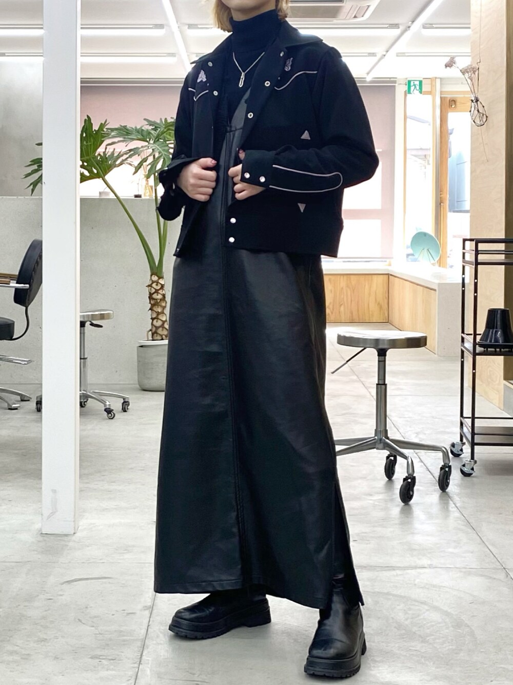 「お出かけコーデ、大人女子、リラックススタイル、ワンピース、レイヤードスタイル、ジャケット、ロングスカート、ロングブーツ、上品カジュアル、ロングワンピース、ブラック、モード、韓国ファッション」｜「Needlesの＜NEEDLES（ニードルス）＞ COWBOY JACKET/アウター □□（その他アウター、ブラック系）」を使った、ハルカさん（レディース・163cm）の春コーディネートの1枚目の写真