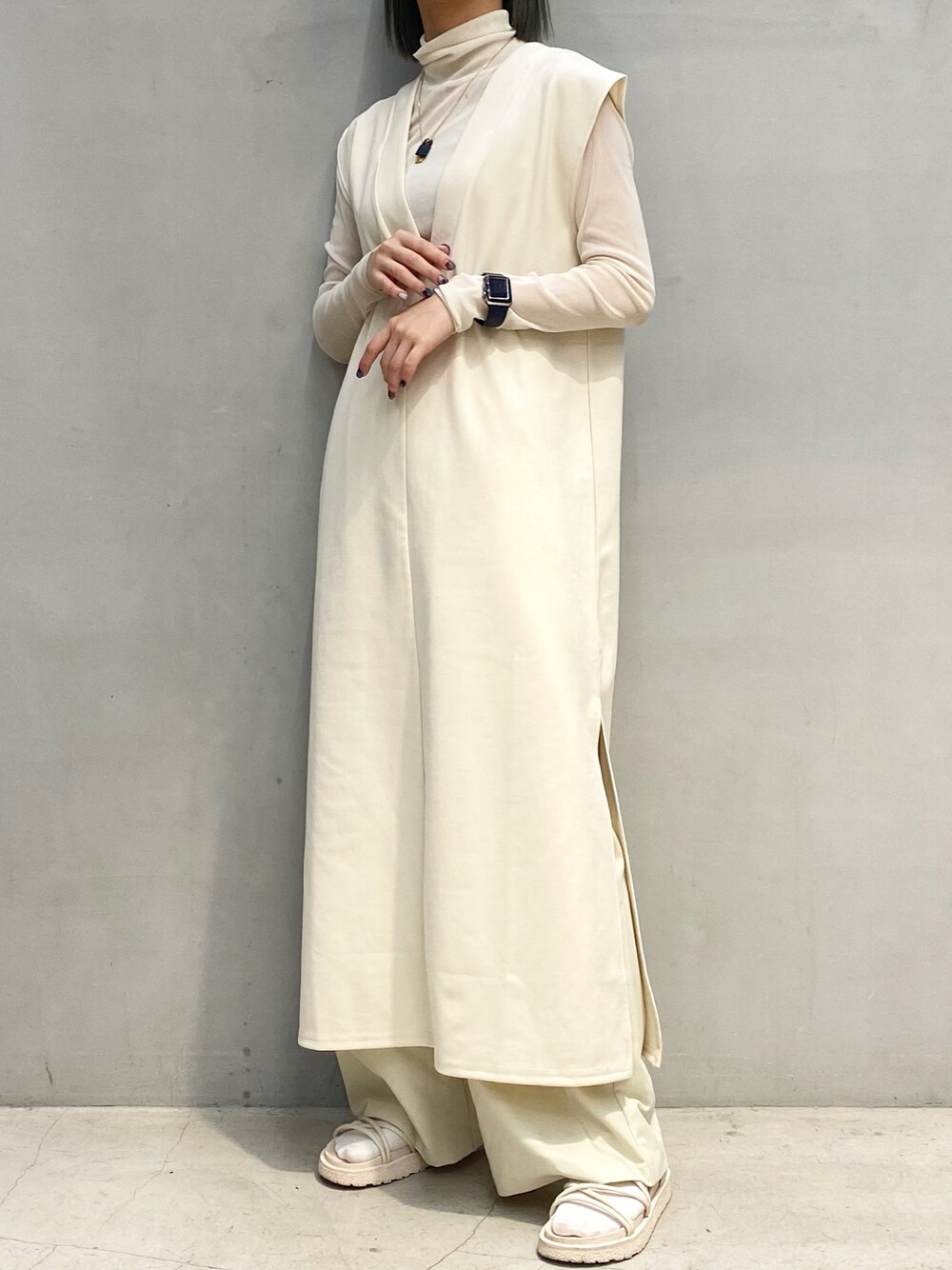 「ラブアンドピース2021、カジュアルコーデ、パンツスタイル、ラクチンコーデ、休日スタイル、ootd、秋服、ホワイト、ワントーンコーデ、サンダル、シースルー、セットアップ、着回しコーデ」｜「rectangleのポンチVネックワンピース（ワンピース、ホワイト系）」を使った、ハルカさん（レディース・163cm）の秋コーディネートの1枚目の写真