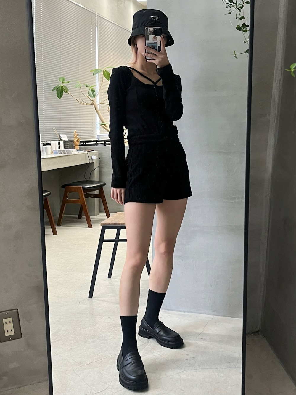 「秋服まるっと大公開、秋服準備はじめました、ブラック、ローファー、シンプルコーデ、ショートパンツ、レイヤードスタイル、大人ファッション、プチプラ、韓国ファッション、モード」｜「forksy.の【forksy.】厚底トラックソールローファー/コイン＆タッセルローファー（ローファー、ブラック系）」を使った、ハルカさん（骨格ウェーブ・レディース・162cm）の秋コーディネートの1枚目の写真