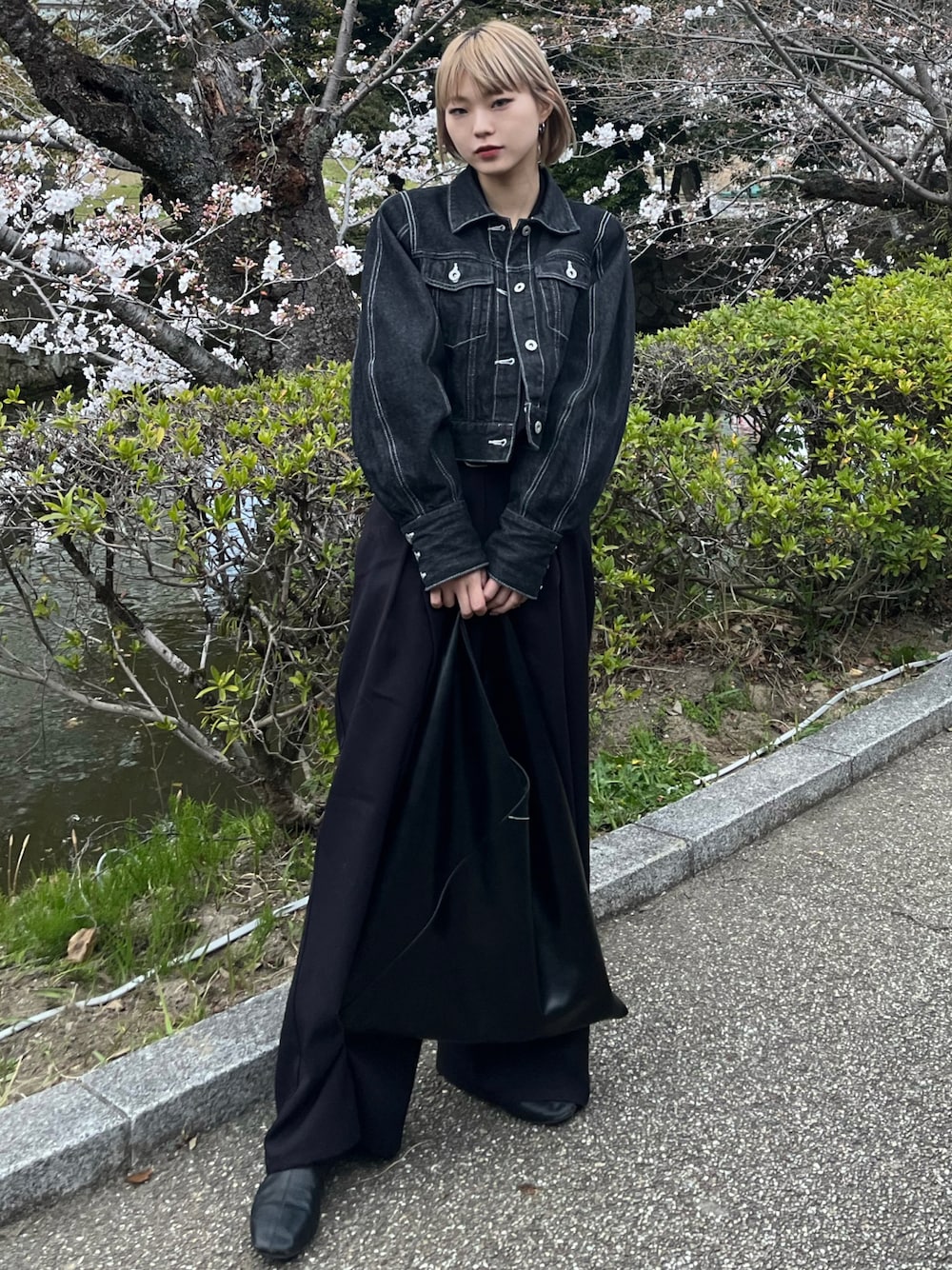 「春コーデ、お出かけコーデ、シンプルスタイル、春、大人コーデ、レイヤードスタイル、デニム、ジャケット、プチプラ、ブラック」｜「HeatherのHigh Waist Tuck Pants　174727（スラックス、ブラック系）」を使った、ハルカさん（骨格ウェーブ・レディース・162cm）の春コーディネートの1枚目の写真