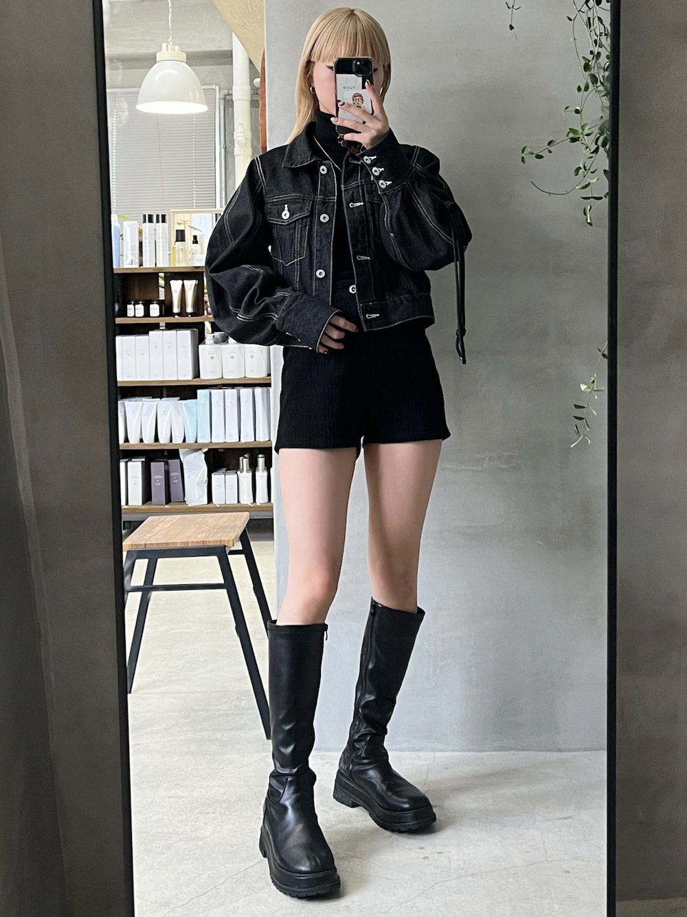 「休日コーデ、秋冬コーデ、パンツコーデ、アウター、デニムジャケット、ブラック、ワントーンコーデ、プチプラコーデ、ロングブーツ、ショートパンツ、タートルネック、韓国ファッション、おしゃれさんと繋がりたい、着回しコーデ」｜「HELKのアイテム（ブーツ、ブラック系）」を使った、ハルカさん（骨格ウェーブ・レディース・162cm）の秋コーディネートの1枚目の写真