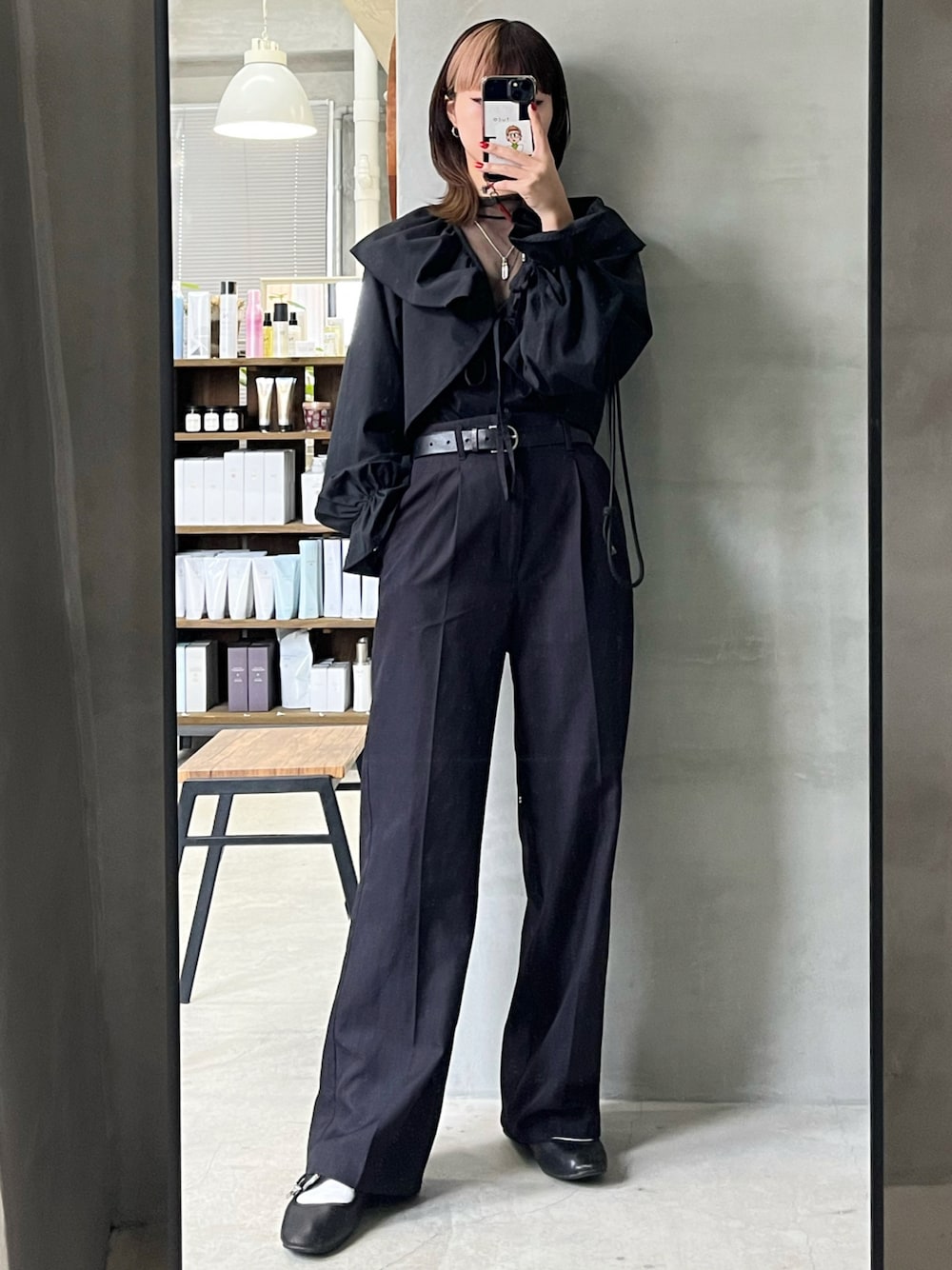 「秋ルック紹介するよ、シンプルコーデ、お洒落さんとつながりたい、休日コーデ、秋服準備はじめました、プチプラコーデ、ブラック、ワントーンコーデ、レイヤードスタイル、ブラウス、ハイウエスト、スラックス、GUコーデ」｜「GUのアイテム（パンツ、ブラック系）」を使った、ハルカさん（骨格ウェーブ・レディース・162cm）の秋コーディネートの1枚目の写真