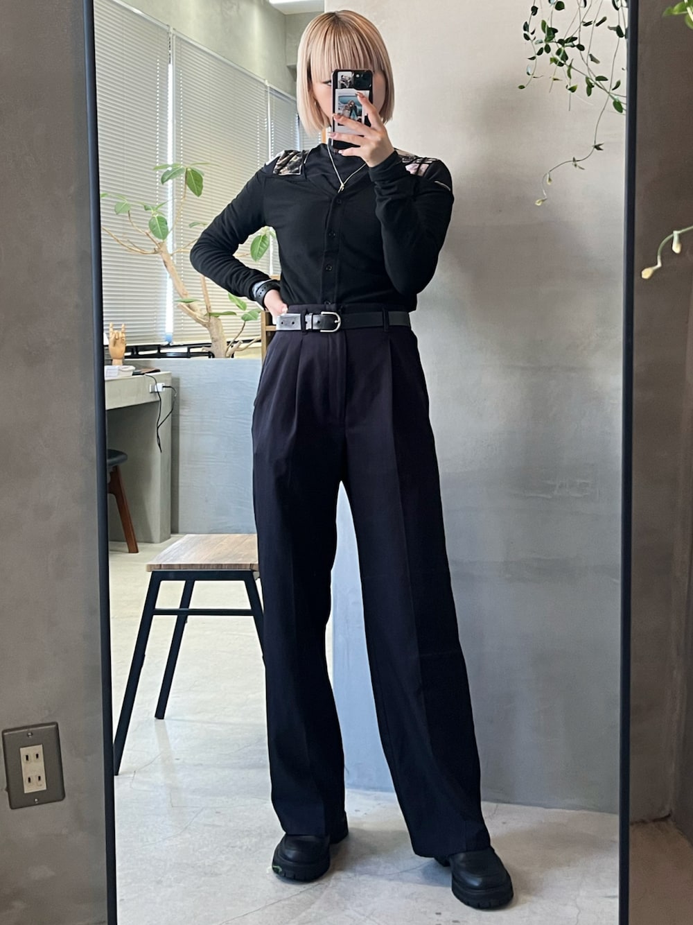 「重ね着ベストシーズン、秋冬コーデ、秋服コーデ、オトナ女子、レイヤードスタイル、スラックス、プチプラコーデ、ブラック、ローファー、秋服準備はじめました、シースルートップス」｜「GUのアイテム（パンツ、ブラック系）」を使った、ハルカさん（骨格ウェーブ・レディース・162cm）の秋コーディネートの1枚目の写真