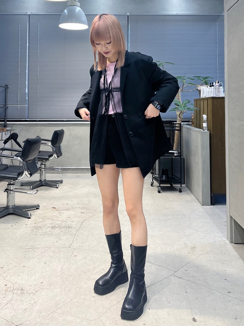 「カジュアルコーデ、冬コーデ、今日のコーデ、ジャケット、ロングブーツ、ミドルブーツ、ショートパンツ、レイヤードスタイル、プチプラ、韓国ファッション、オトナ女子、おしゃれさんと繋がりたい、パンツコーデ、シンプルコーデ、シースルー」｜「WHO'S WHO galleryの【WEB限定】セットアップシングルビッグテーラードジャケット/無地/チェック（テーラードジャケット、ブラック系）」を使った、ハルカさん（骨格ウェーブ・レディース・162cm）の冬コーディネートの1枚目の写真