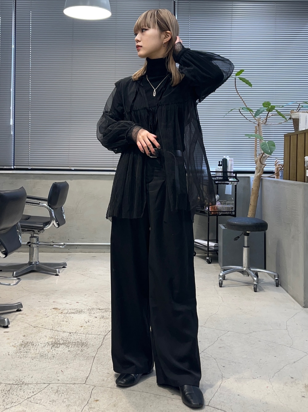 「カジュアル、ラクチンコーデ、大人カジュアル、プチプラコーデ、おでかけコーデ、ブラック、レイヤードスタイル、タートルネック、モノトーン、プチプラ、モード、韓国ファッション」｜「VIVIANの2022年秋冬新色追加　スクエアトゥローヒールストレッチミドルブーツ（ブーツ、ブラック系）」を使った、ハルカさん（骨格ウェーブ・レディース・162cm）の冬コーディネートの1枚目の写真