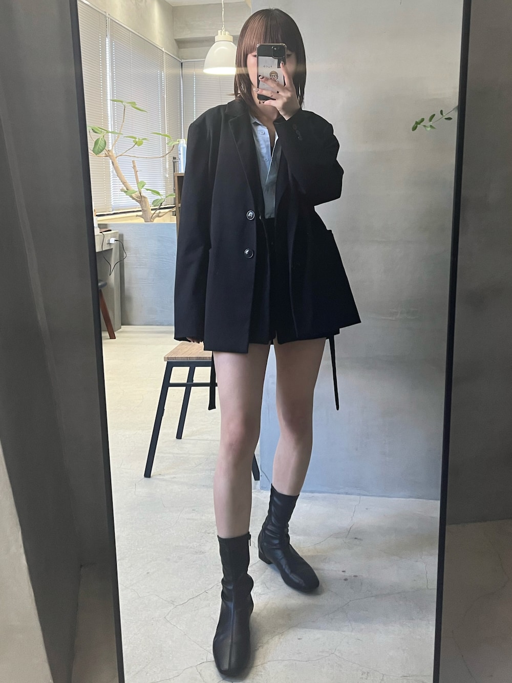 「シンプルコーデ、秋服、オトナカワイイ、秋冬、レイヤードスタイル、ジャケットスタイル、ショートパンツ、ロングブーツ、シャツスタイル、プチプラ、モノトーン、ブラック、モード、ブーツスタイル」｜「WHO'S WHO galleryの【WEB限定】セットアップシングルビッグテーラードジャケット/無地/チェック（テーラードジャケット、ブラック系）」を使った、ハルカさん（骨格ウェーブ・レディース・162cm）の秋コーディネートの1枚目の写真