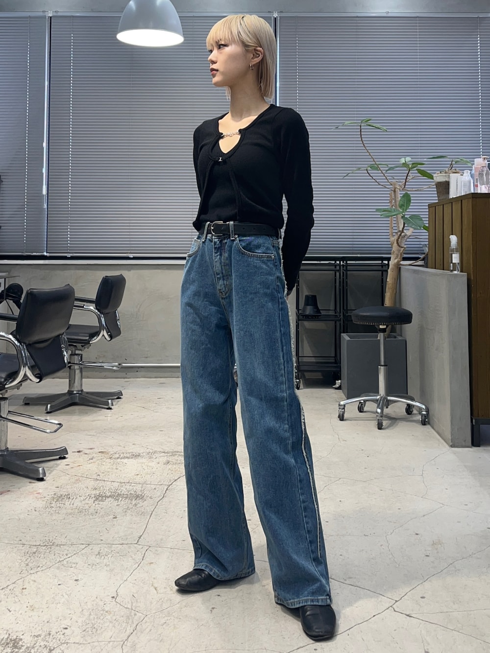 「春服コーデ、オトナ女子、シンプルスタイル、ラクチンコーデ、デニム、ワイドパンツ、プチプラ、レイヤードスタイル、韓国ファッション、骨格ウェーブ、ブラック、ゆるコーデ」｜「UNE MANSIONの【2023S/S新作アイテム】サイドフリンジ付きデニムワイドパンツ（デニムパンツ、ブルー系）」を使った、ハルカさん（骨格ウェーブ・レディース・162cm）の春コーディネートの1枚目の写真