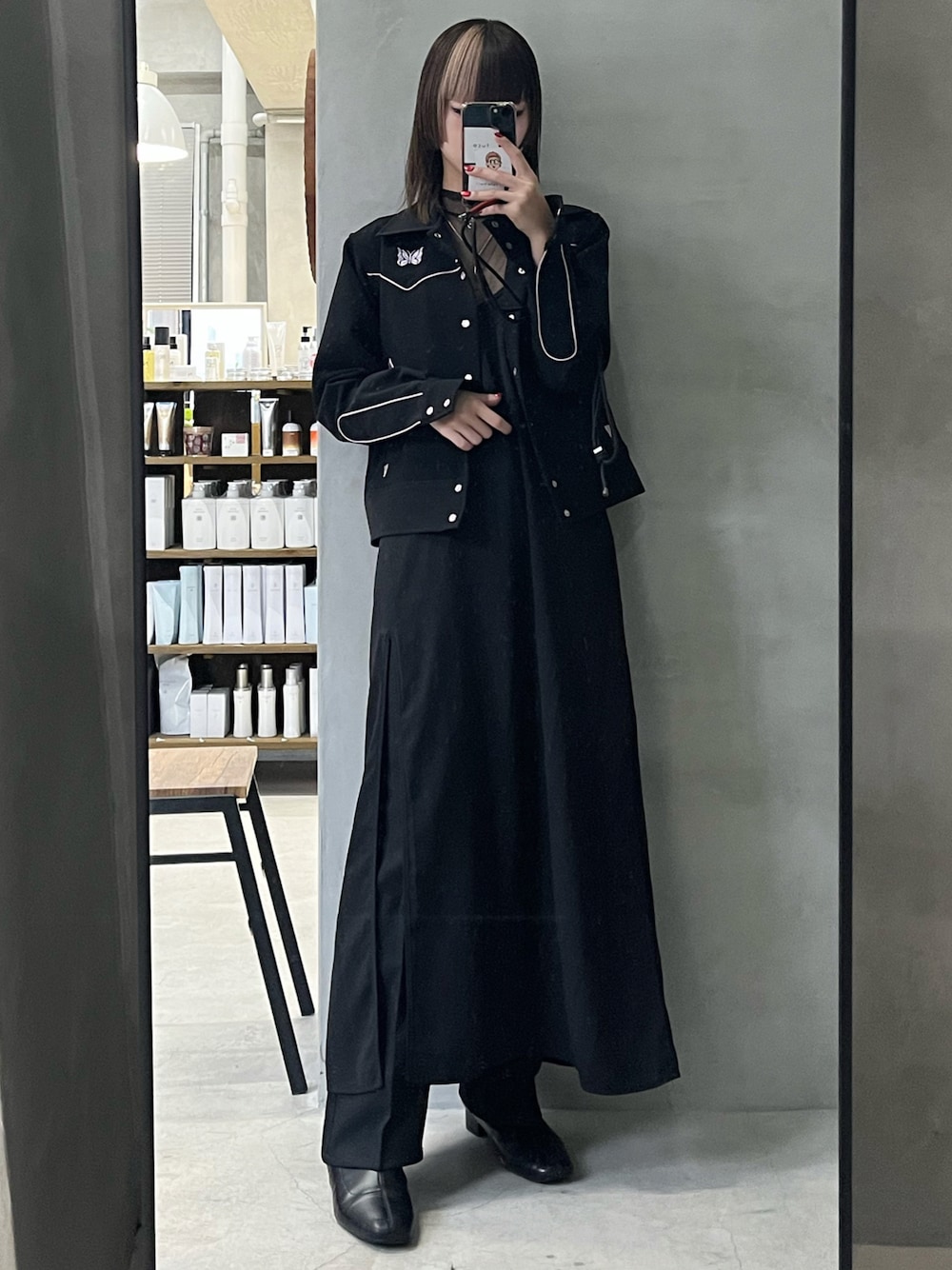 「秋ルック紹介するよ、シンプルスタイル、大人コーデ、ブラック、レイヤードスタイル、ジャケット、秋、秋服コーデ、モノトーンコーデ、ワントーンコーデ、ジャケットスタイル、シースルー、モード、NEEDLES」｜「GUのアイテム（パンツ、ブラック系）」を使った、ハルカさん（骨格ウェーブ・レディース・162cm）の秋コーディネートの1枚目の写真