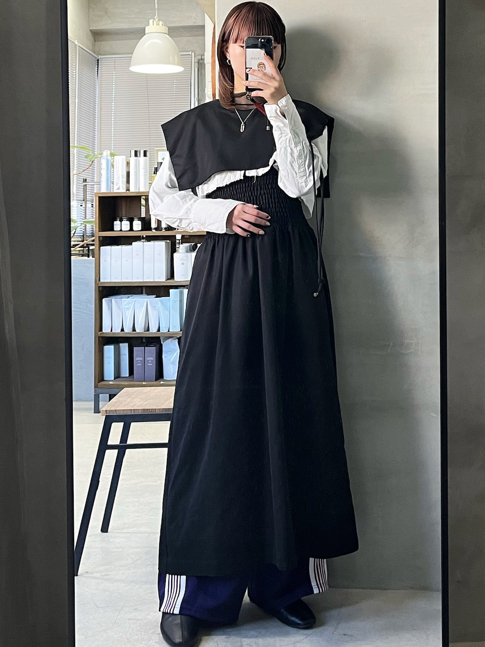 「WEARハロウィン2022、ストレッチブーツ、トラックパンツ、ヒザデルパンツ、レイヤードスタイル、ビッグカラー、シャツスタイル、ロングワンピース、ワンピース、カラーパンツ、モノトーン、プチプラ、セットアイテム、標準身長」｜「HELKのアイテム（ワンピース/ドレス、ブラック系）」を使った、ハルカさん（骨格ウェーブ・レディース・162cm）の秋コーディネートの1枚目の写真