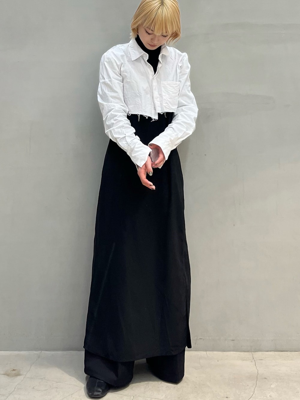「大人カジュアル、シンプルコーデ、休日コーデ、春服コーデ、プチプラ、モノトーン、シャツスタイル、ワンピース、レイヤードスタイル、韓国ファッション、ゆったりコーデ」｜「Melaのカットオフクロップドシャツ（シャツ/ブラウス、ホワイト系）」を使った、ハルカさん（骨格ウェーブ・レディース・162cm）の春コーディネートの1枚目の写真