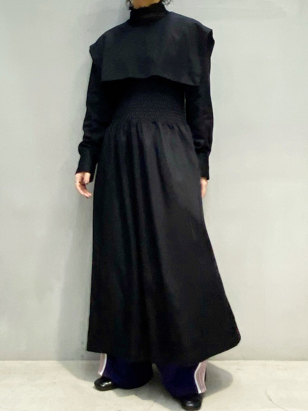 「wearhalloween2021、秋コーデ、シンプルコーデ、大人カジュアル、ビッグカラー、レイヤードスタイル、ブラック、トラックパンツ、ヒザデルパンツ、スクエアトゥ、ブーツ、パンツスタイル、ワイドパンツ、ワンピース」｜「HELKのアイテム（ワンピース/ドレス、ブラック系）」を使った、ハルカさん（レディース・163cm）の秋コーディネートの1枚目の写真