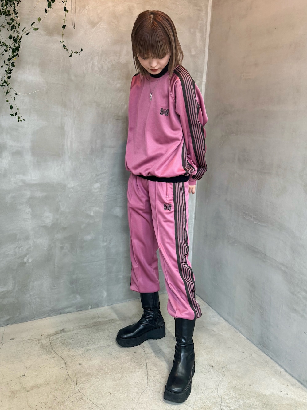 「似合うラボに行こう、大人可愛い、リラックススタイル、カラーコーデ、パンツコーデ、セットアップ、スウェット、トラックパンツ、春服みてみて、カジュアルコーデ、リラックスカジュアル、おしゃれさんと繋がりたい」｜「chucllaのブーツ（ブーツ、ブラック系）」を使った、ハルカさん（骨格ウェーブ・レディース・162cm）の冬コーディネートの1枚目の写真