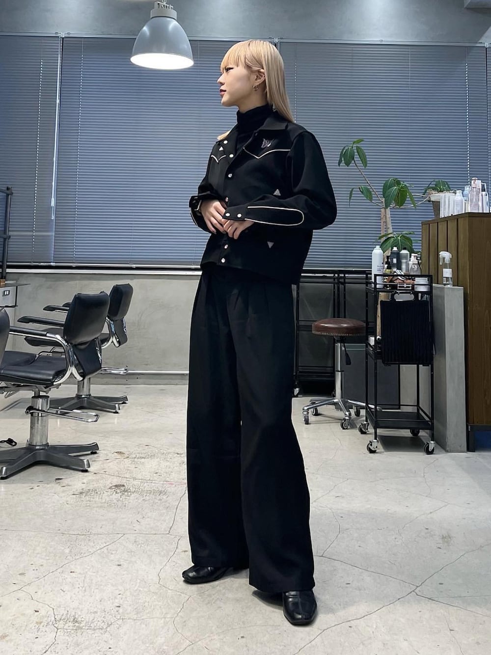 「服とコスメでなりたい自分に、オトナカジュアル、冬のコーデ、きれいめカジュアル、休日コーデ、ジャケット、ブラック、タートルネック、パンツスタイル、レイヤードスタイル、ワントーンコーデ、ootd、セットアップ」｜「MelaのTUCK WIDE SLACKS（スラックス、ブラック系）」を使った、ハルカさん（骨格ウェーブ・レディース・162cm）の冬コーディネートの1枚目の写真