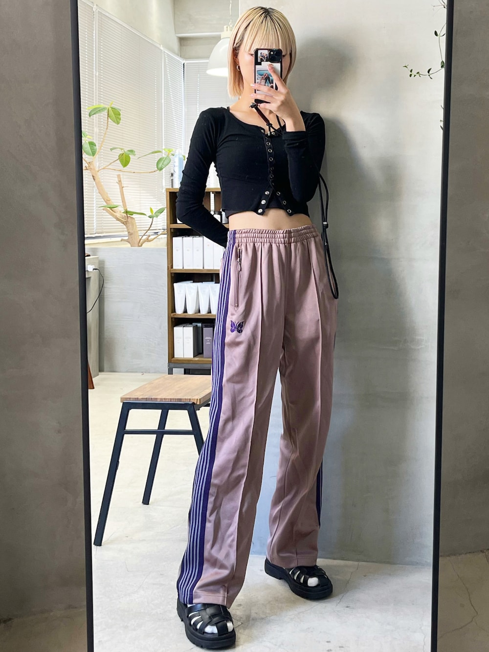 「カジュアルコーデ、大人コーデ、秋コーデ、おしゃれさんと繋がりたい、トラックパンツ、NEEDLES、ショート丈、プチプラ、ブラック、ゆるコーデ、カラーパンツ、レイヤードスタイル」｜「NeedlesのTrack Pant - Poly Smooth（その他パンツ、ピンク系）」を使った、ハルカさん（骨格ウェーブ・レディース・162cm）の夏コーディネートの1枚目の写真