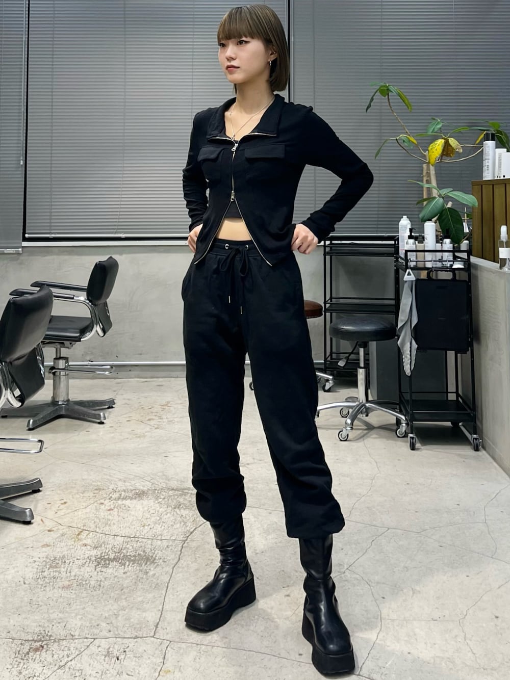 「ファッションを楽しもう、秋服コーデ、休日スタイル、カジュアルコーデ、パンツスタイル、スウェット、スウェットパンツ、ブラック、プチプラコーデ、ロングブーツ、楽チンコーデ、ワントーンコーデ、韓国ファッション、WEARyouthコーデ」｜「GUのアイテム（パンツ、ブラック系）」を使った、ハルカさん（骨格ウェーブ・レディース・162cm）の秋コーディネートの1枚目の写真