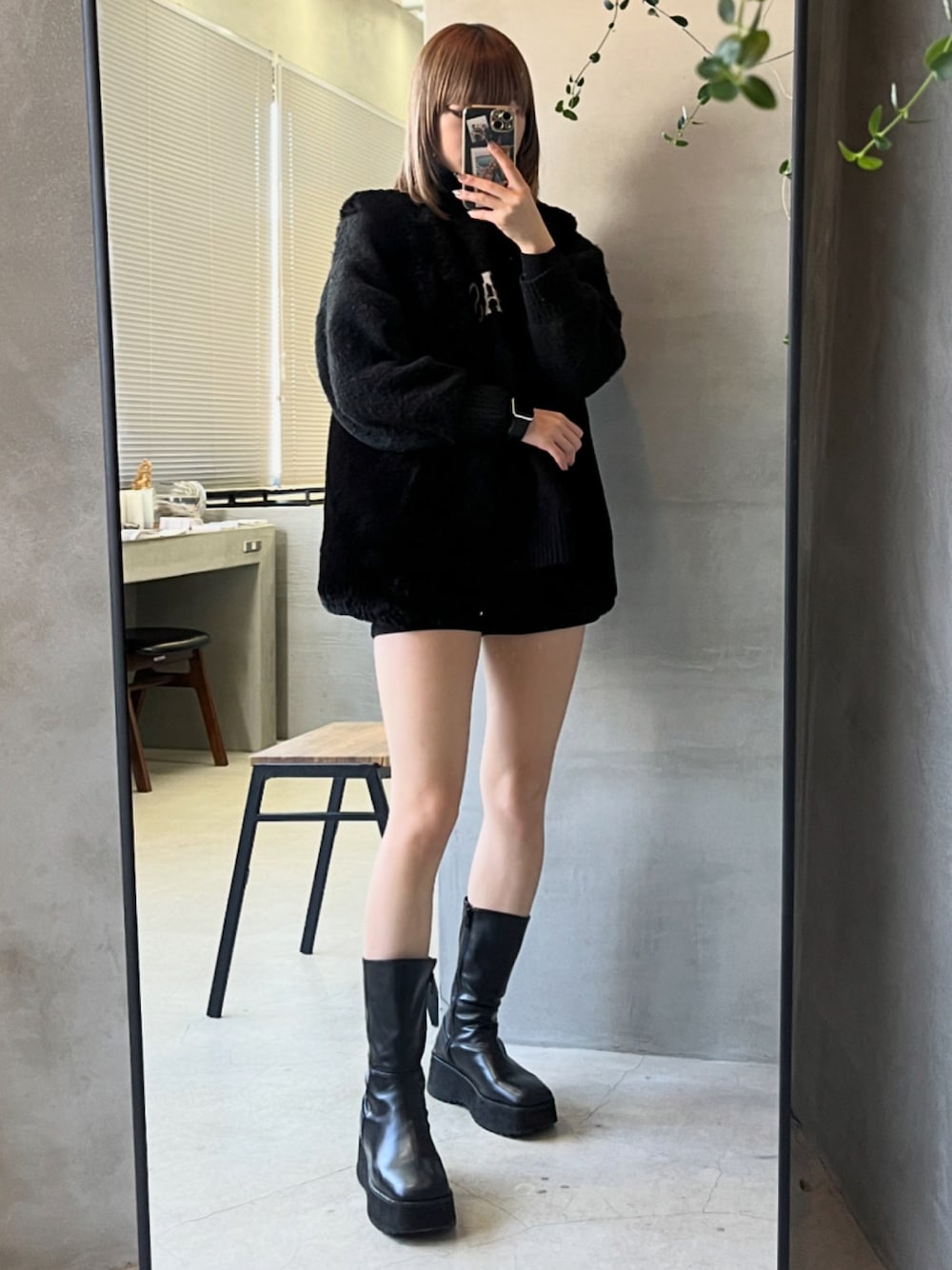 「春のおしゃ見えテクニック、着回しコーデ、シンプルコーデ、おしゃれさんと繋がりたい、今日のコーデ、パンツスタイル、スウェット、ショートパンツ、ロングブーツ、ファーベスト、ブラック、レイヤードスタイル、韓国ファッション」｜「chucllaのブーツ（ブーツ、ブラック系）」を使った、ハルカさん（骨格ウェーブ・レディース・161cm）の春コーディネートの1枚目の写真