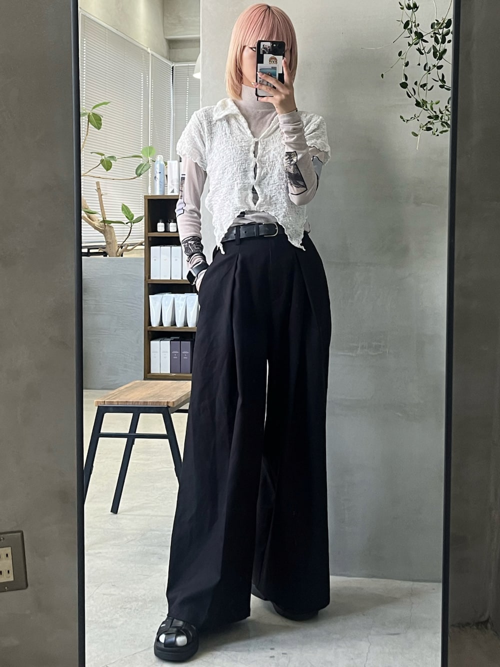 「シンプルコーデ、大人カジュアル、パンツコーデ、秋服、初秋コーデ、レイヤードスタイル、シースルートップス、おでかけコーデ、秋服コーデ、モノトーンコーデ、きれいめカジュアル、ワイドパンツ、スラックス」｜「HELKのアイテム（トップス、ホワイト系）」を使った、ハルカさん（骨格ウェーブ・レディース・162cm）の秋コーディネートの1枚目の写真