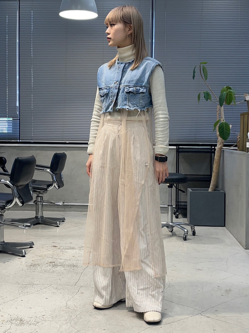 「オトナカジュアル、カジュアル、シンプルコーデ、大人かわいい、お洒落さんとつながりたい、プチプラコーデ、レイヤードスタイル、デニム、タートルネック、ホワイトコーデ、ワンピース、春コーデ、シースルー、秋冬コーデ、楽チンコーデ」｜「jouetieのアイテム（トップス、ベージュ系）」を使った、ハルカさん（骨格ウェーブ・レディース・162cm）の冬コーディネートの1枚目の写真