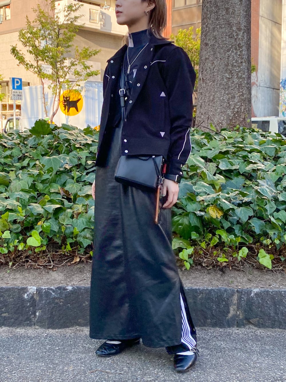 「はじめましてコーデ、大人コーデ、シンプルコーデ、パンツスタイル、レイヤードスタイル、シースルー、ブラック、ワンピース、ジャケット、レザー、キレイめ、おしゃれさんと繋がりたい、トラックパンツ」｜「NEUNAの【履き心地抜群&軽量】2wayダブルストラップレザーパンプス（パンプス、ブラック系）」を使った、ハルカさん（レディース・161cm）の春コーディネートの1枚目の写真