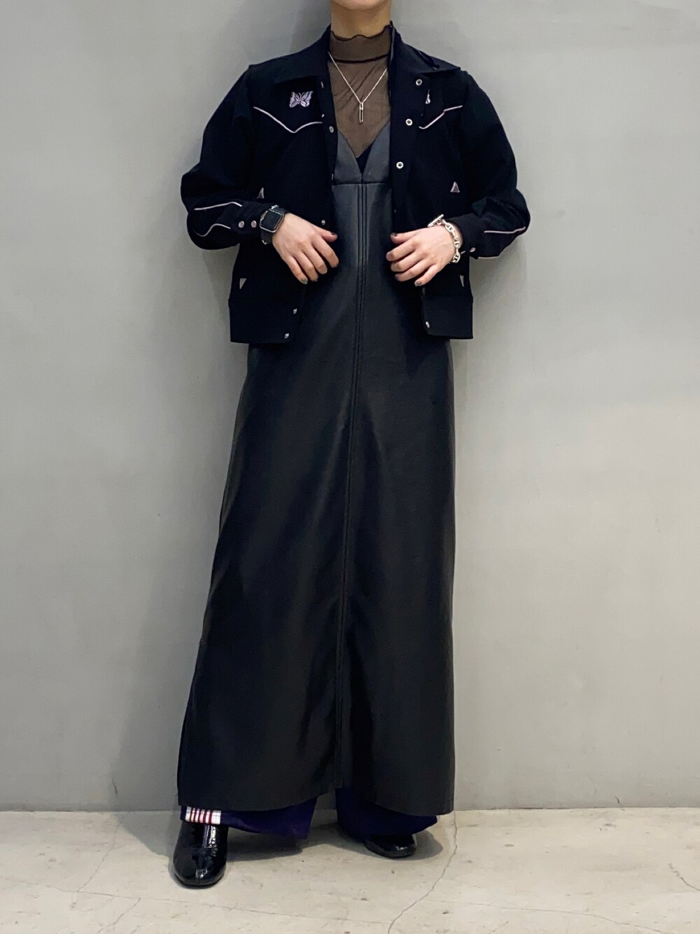 「春服みてみて、大人カジュアル、パンツスタイル、きれいめカジュアル、着回しコーデ、ジャケット、レイヤードスタイル、モード、ヒザデルパンツ、トラックパンツ、レザー、ワンピース、シースルー」｜「Needlesの＜NEEDLES（ニードルス）＞ COWBOY JACKET/アウター □□（その他アウター、ブラック系）」を使った、ハルカさん（レディース・163cm）の春コーディネートの1枚目の写真