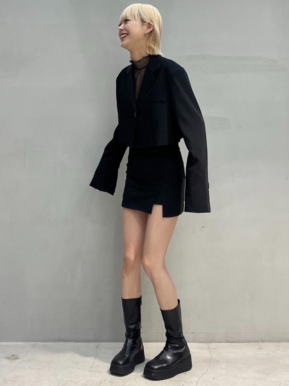 「きれいめカジュアル、休日スタイル、シンプルスタイル、春服、大人可愛い、スカート、ミニスカート、ブラック、ロングブーツ、プチプラ、ジャケット、ワントーンコーデ、レイヤードスタイル、シースルートップス、韓国ファッション」｜「chucllaのブーツ（ブーツ、ブラック系）」を使った、ハルカさん（骨格ウェーブ・レディース・162cm）の春コーディネートの1枚目の写真