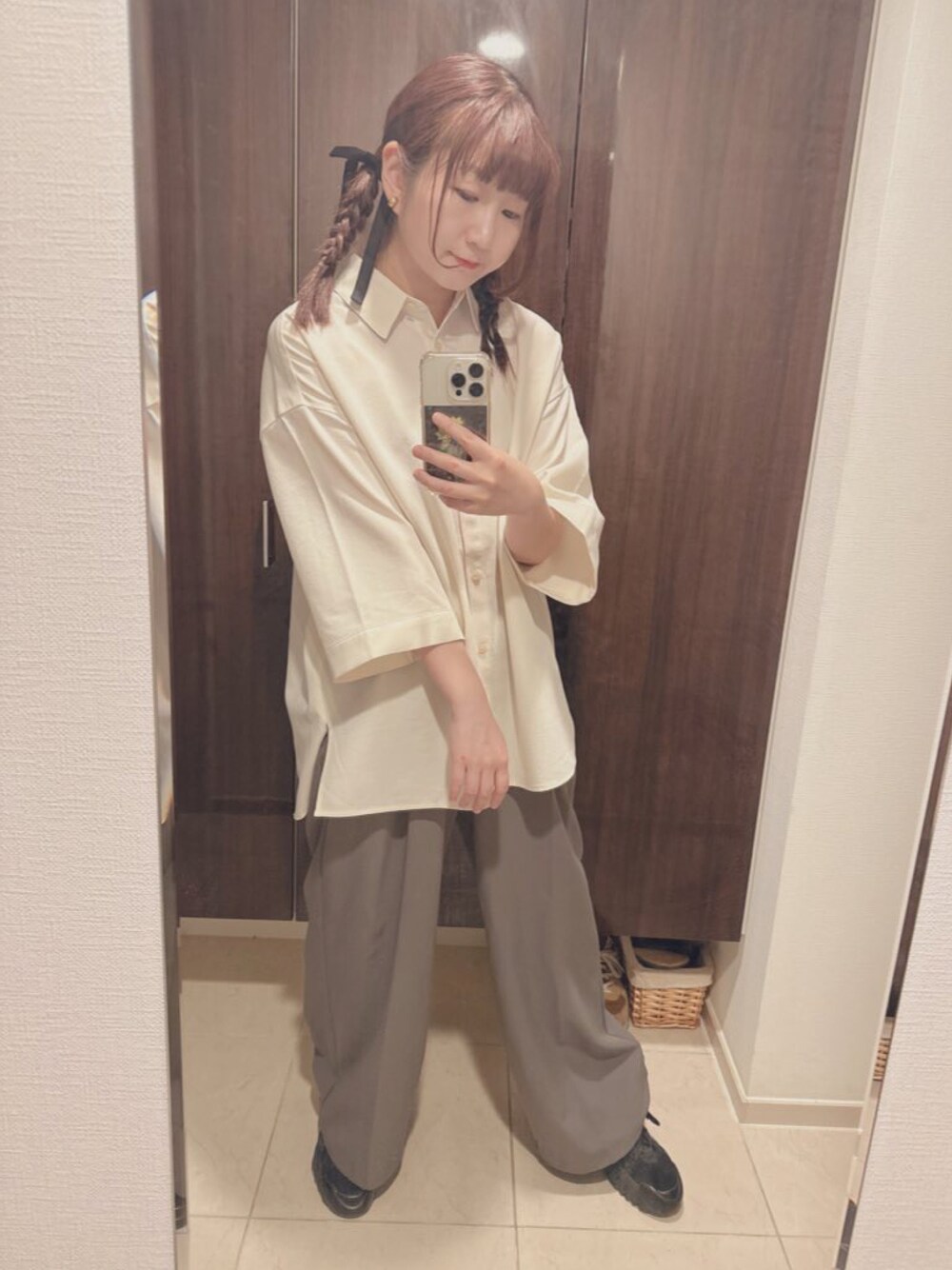「シンプルコーデ、スラックス、LOWRYS FARM、LOWRYSFARM、ローリーズファーム、WEGO、パンツコーデ、カジュアルスタイル」｜「LOWRYS FARMのドライタッチキノウシャツ６Ｓ 971195（シャツ/ブラウス、ホワイト系）」を使った、chimuさん（骨格ストレート・レディース・160cm）の春コーディネートの1枚目の写真