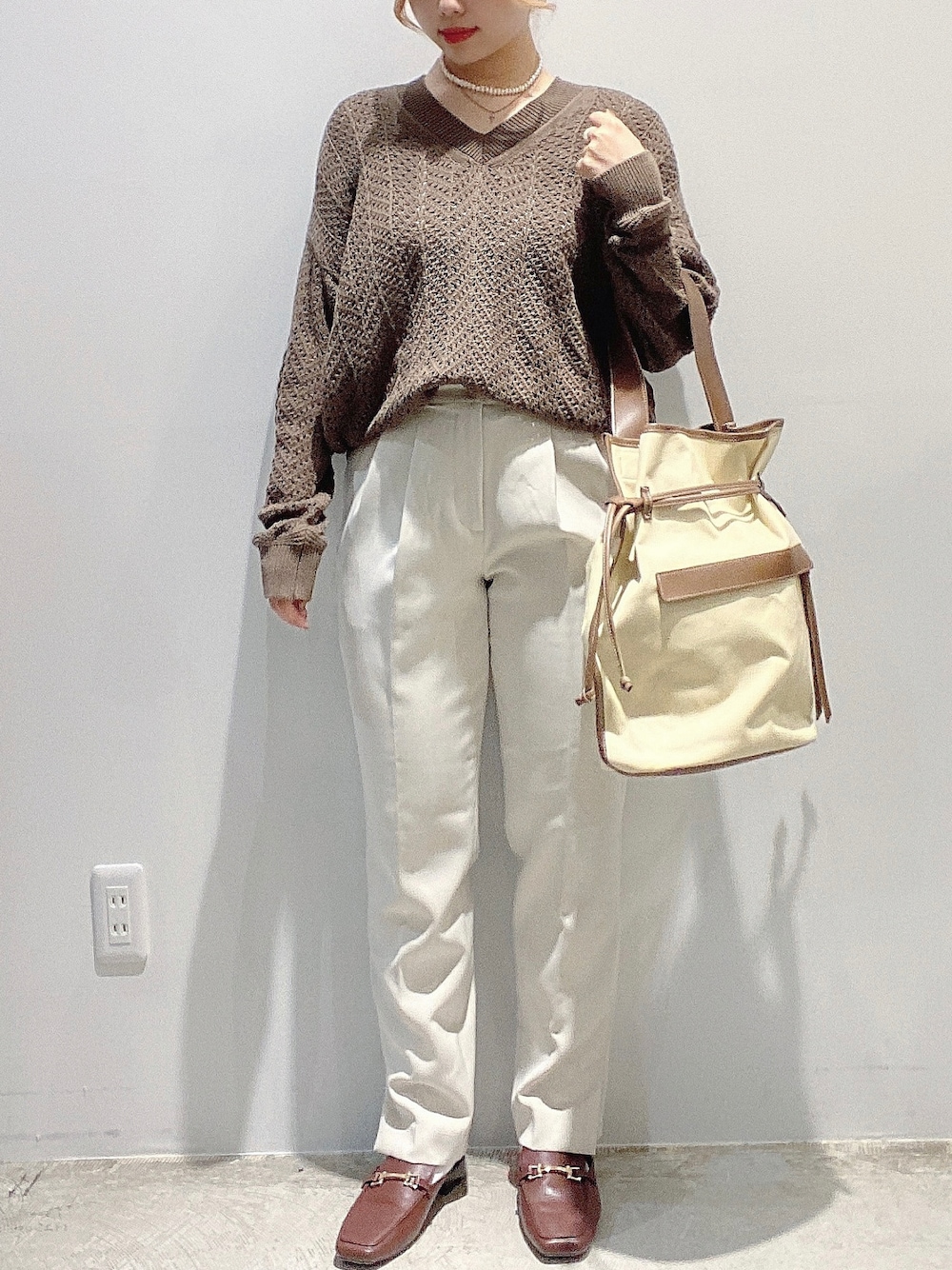 ホワイト系のその他パンツ、ブラウン系のニット/セーター、ブラウン系のローファーを着用したレディースの秋コーディネートの1枚目の写真