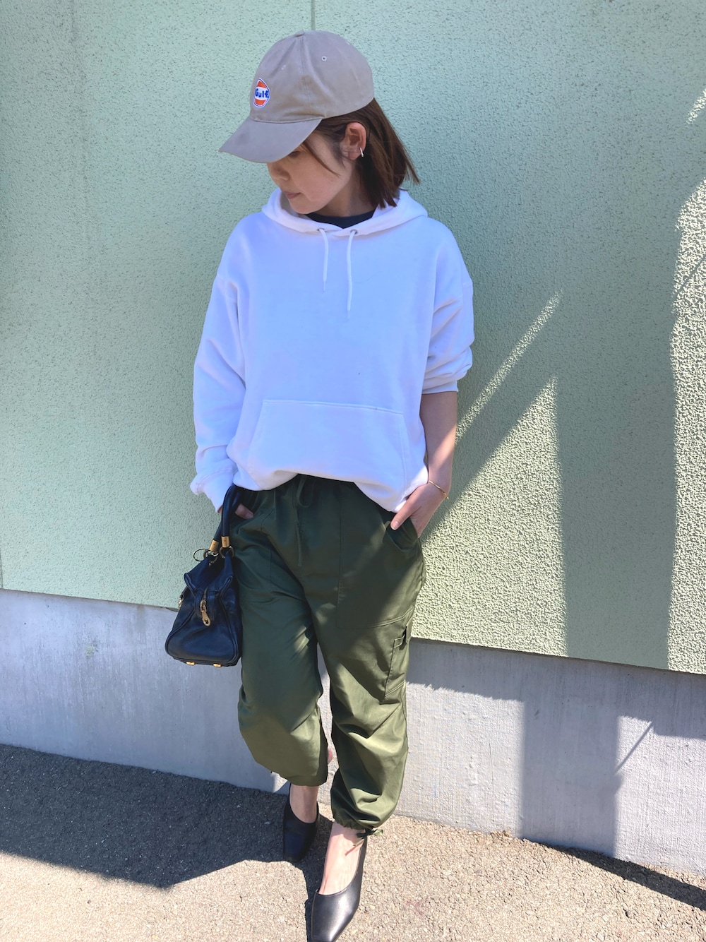 「ベイカーパンツ、カーゴパンツ、カーキパンツ、カーゴパンツコーデ、フルーツオブザルーム、FRUIT OF THE LOOM、白パーカー、パンプス 黒、パーカーコーデ、ナイロンパンツ」｜「MILITARYの累計販売2.7万枚突破！ZOZOトップセラーカーゴパンツ！【MAISON CLUB】ベーシックオーバーサイズカーゴパンツ 【手洗い可】（カーゴパンツ、グリーン系）」を使った、sacoさん（レディース・167cm）の春コーディネートの1枚目の写真