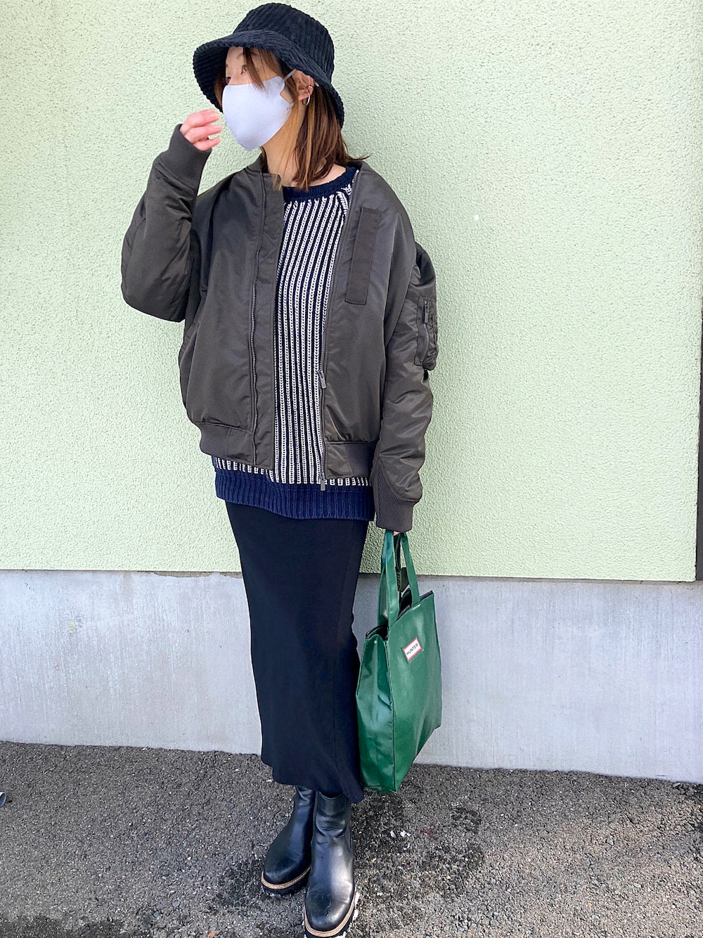 「プラスJ、plusj、UNIQLO+J、UNIQLO、MA-1、メンズアイテム、BATONER、HUNTER、グリーンコーデ、コーデュロイハット」｜「BATONERのアイテム（ニット/セーター、ブルー系）」を使った、sacoさん（レディース・167cm）の冬コーディネートの1枚目の写真