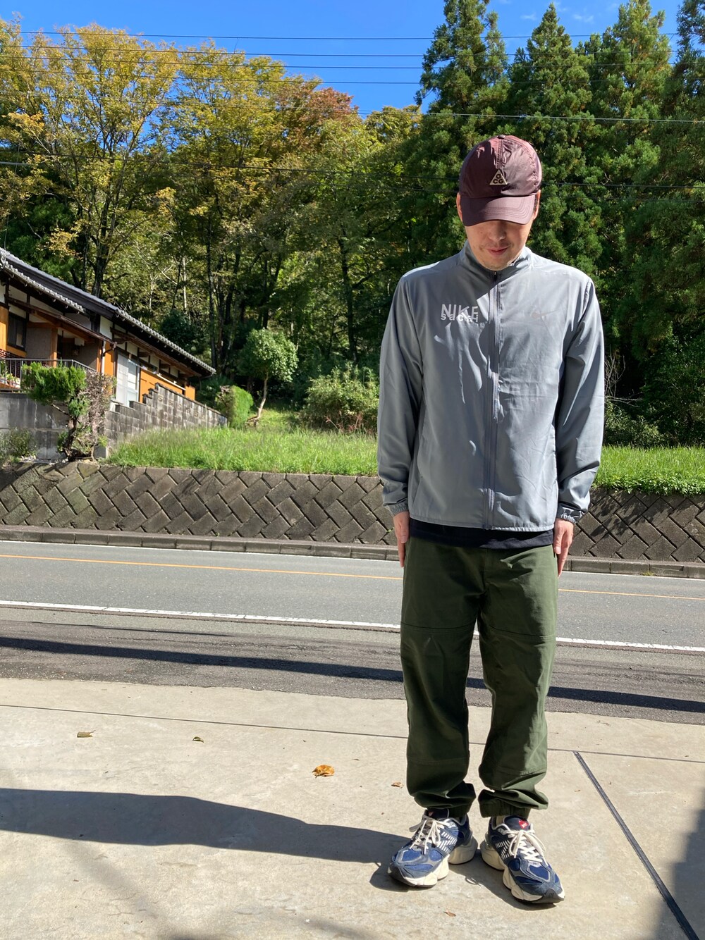 「シンプルコーデ、ナイロンジャケット、NIKE、New Balance、スニーカー、スニーカー好きと繋がりたい、UNIQLO、キャップ」｜「NIKEのアイテム（ナイロンジャケット、グレー系）」を使った、垂金権造さん（メンズ・171cm）の秋コーディネートの1枚目の写真