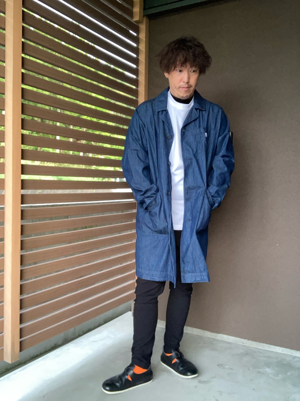 「休日スタイル、ショップコート、デニム、birkenstock、デビロック」｜「coenのコート（その他アウター、ブルー系）」を使った、垂金権造さん（メンズ・171cm）の春コーディネートの1枚目の写真