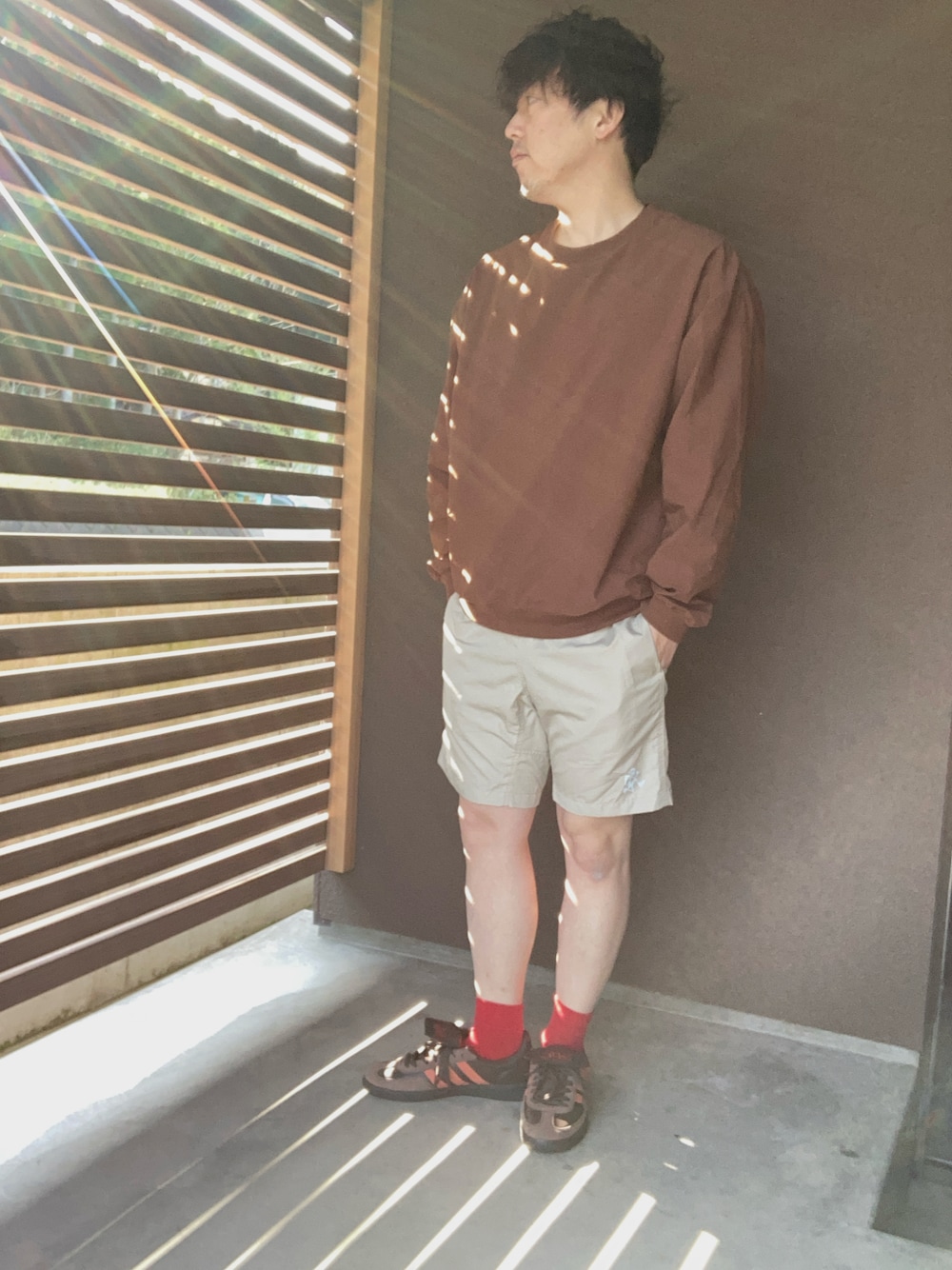 「休日スタイル、おしゃれさんと繋がりたい、アウトドアスタイル、スニーカーコーデ、シンプルスタイル、adidas、GRAMICCI、BEAMS、ショートパンツ」｜「BEAMS HEARTのアイテム（スウェット、ブラウン系）」を使った、垂金権造さん（メンズ・171cm）の春コーディネートの1枚目の写真