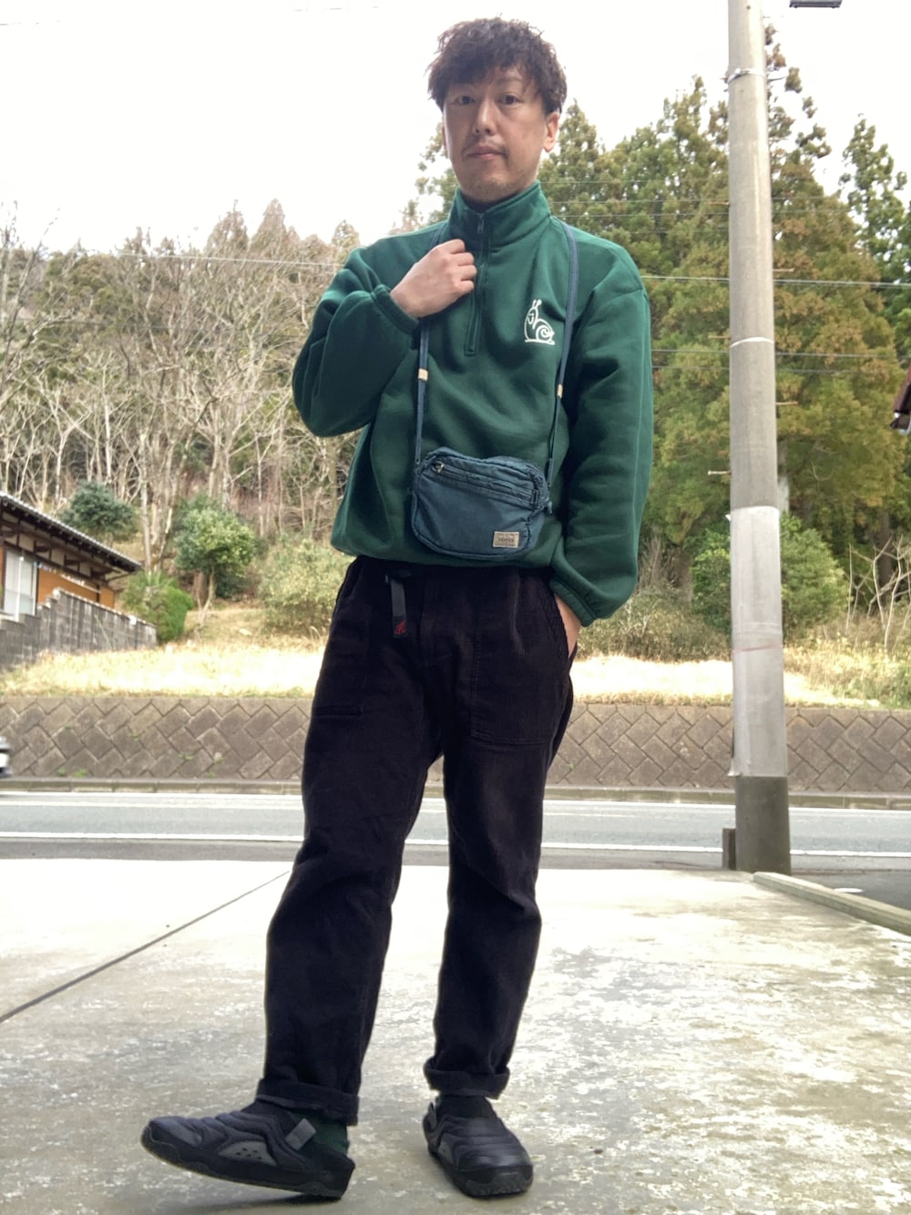 「シンプルスタイル、shein、PORTER、GRAMICCI、teva」｜「SHEINのアイテム（トップス、グリーン系）」を使った、垂金権造さん（メンズ・171cm）の冬コーディネートの1枚目の写真