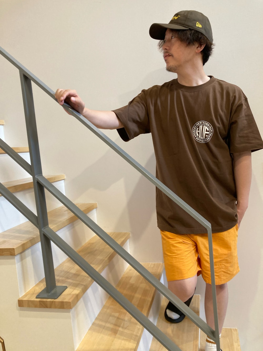 「古着MIX、アツいコーデ全部見せ、夏コーデ、ショートパンツ、ブラウン、ストリートファイター、NEW ERA」｜「HUFのREGIONAL S/SL TEE / HUF ハフ Tシャツ（Tシャツ/カットソー、ホワイト系）」を使った、垂金権造さん（メンズ・171cm）の夏コーディネートの1枚目の写真