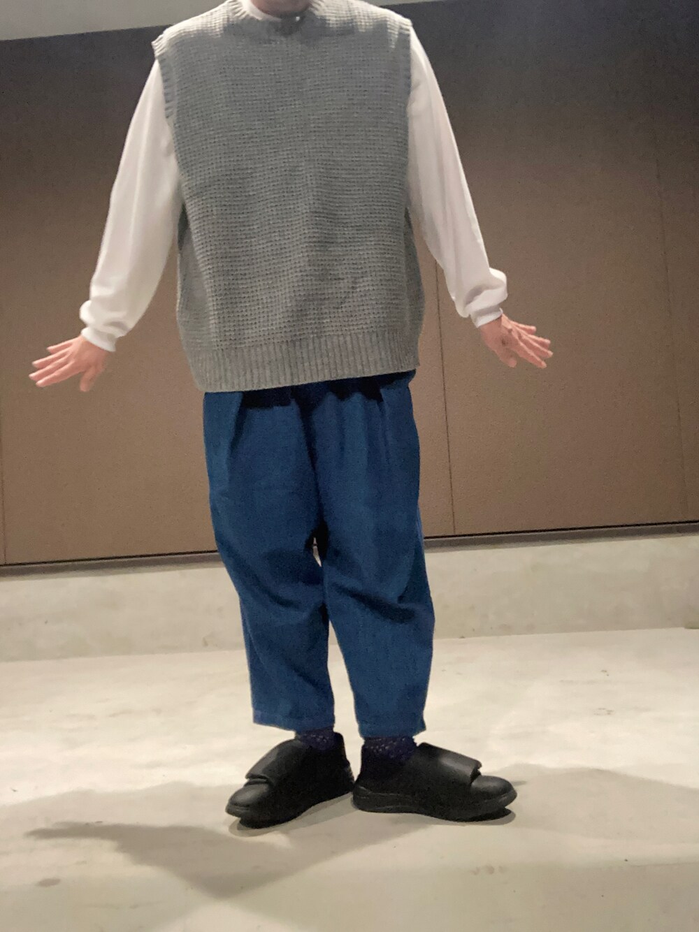 「ファッションを楽しもう、シンプルコーデ、デニム、デニムパンツ、KAPITAL、スニーカー、ムーンスター」｜「WEGOのWEGO/オーバーサイズニットベスト（ベスト、グレー系）」を使った、垂金権造さん（メンズ・171cm）の秋コーディネートの1枚目の写真