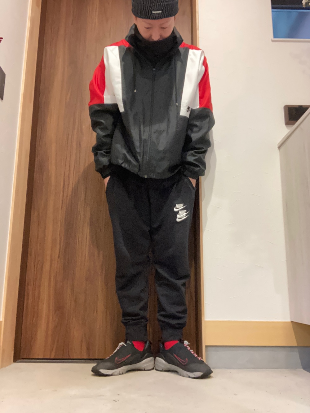 「カジュアルコーデ、休日コーデ、シンプル、スニーカーコーデ、ワントーンコーデ、おしゃれさんと繋がりたい、ナイロンジャケット、supreme、NIKE、フットスケープ」｜「Supreme のアイテム（ニットキャップ/ビーニー、シルバー系）」を使った、垂金権造さん（メンズ・171cm）の冬コーディネートの1枚目の写真