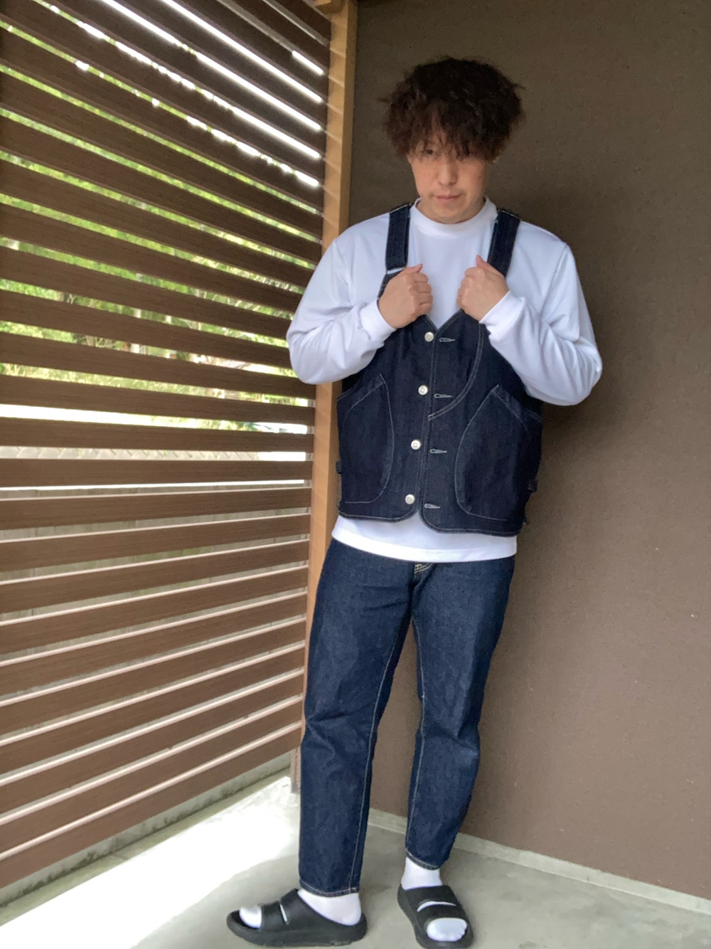 「お洒落さんとつながりたい、ワークマン、GU、デニムパンツ、サンダル、Danner、ベスト、デニムベスト」｜「ワークマンのアイテム（ベスト、ブルー系）」を使った、垂金権造さん（メンズ・171cm）の春コーディネートの1枚目の写真