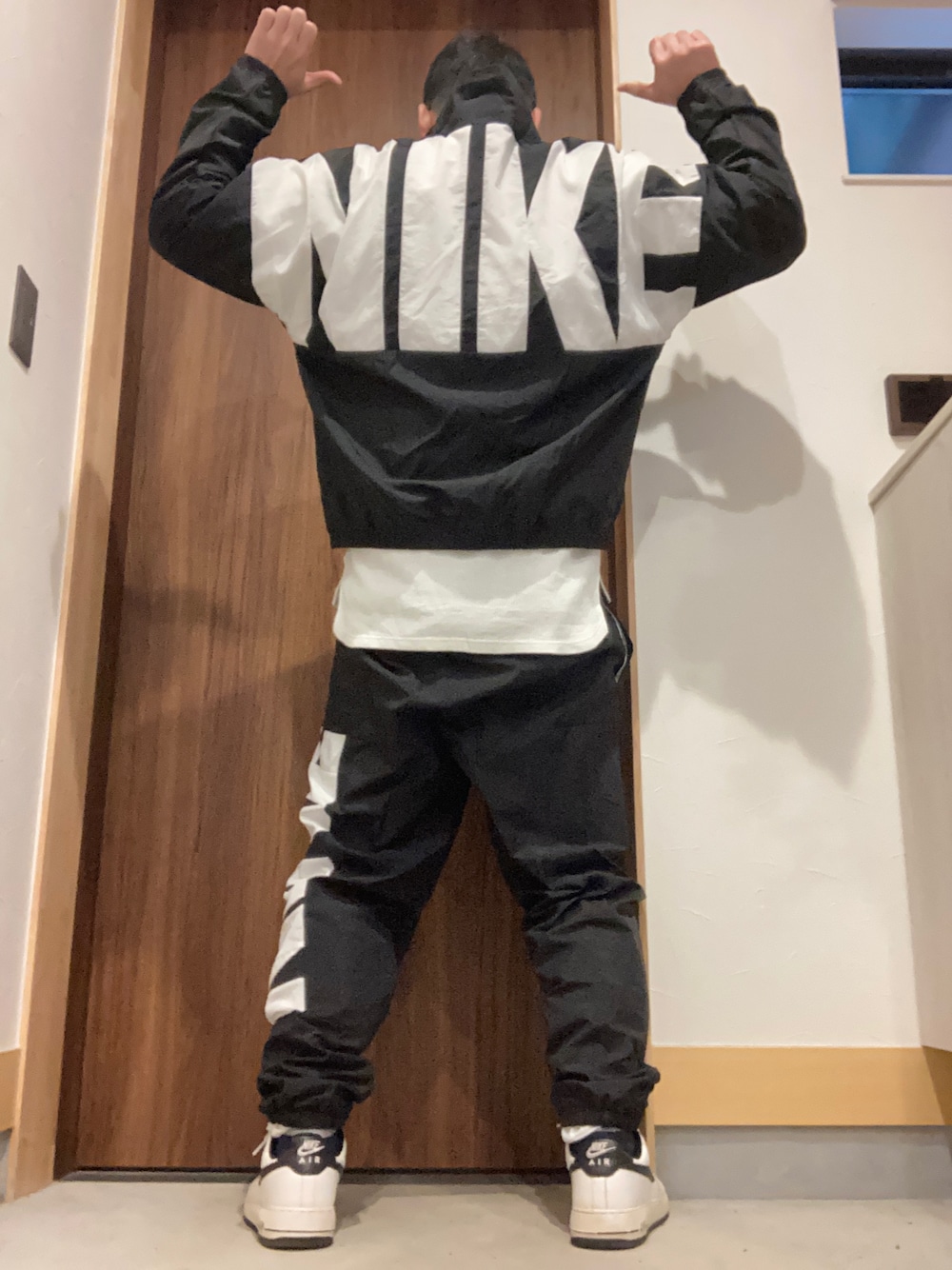 「春服デビュー宣言、休日スタイル、シンプル、ストリートコーデ、いいね、save、フォローお願いします🤑、休日コーデ、ナイロンジャケット、スポーツミックス、NIKE、スニーカー」｜「NIKEのナイキ Dri-FIT バスケットボール ジャケット / NIKE（ブルゾン、ブラック系）」を使った、垂金権造さん（メンズ・171cm）の春コーディネートの1枚目の写真