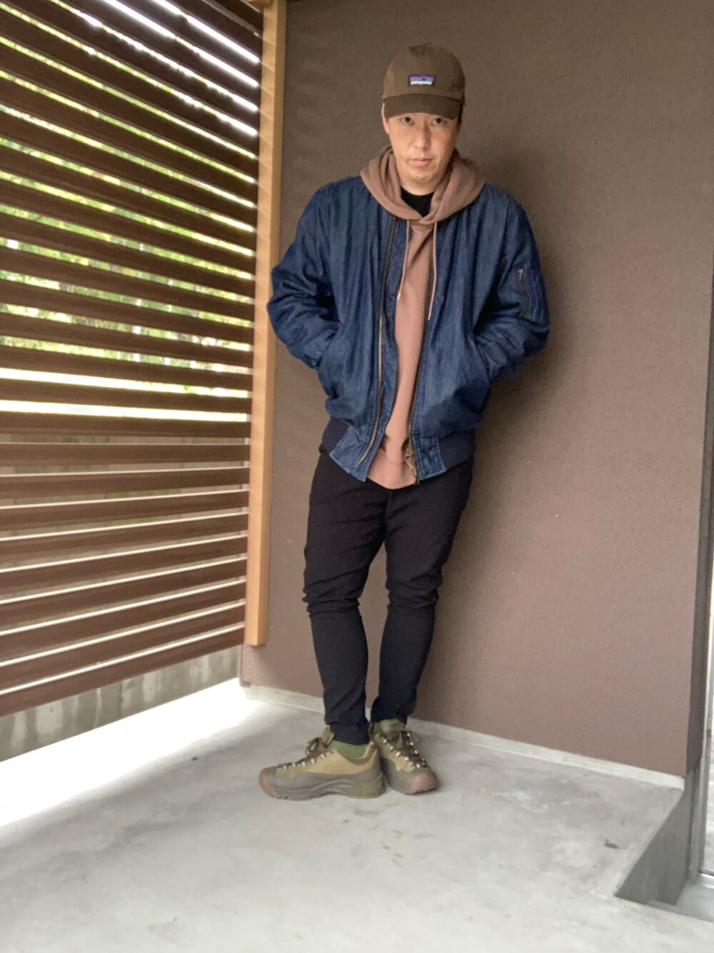 「大人カジュアル、シンプルコーデ、お洒落さんとつながりたい、デニム、patagonia、キャップ、keen、GU、デビロック」｜「patagoniaのP-6 ラベル トラッド キャップ（キャップ、ブラウン系）」を使った、垂金権造さん（メンズ・171cm）の冬コーディネートの1枚目の写真