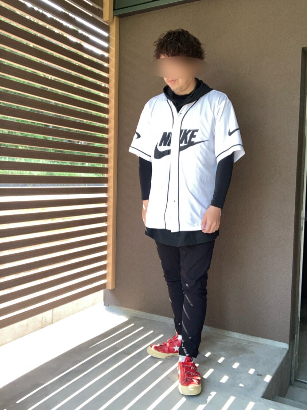 「垂金工房のアイテム（シャツ/ブラウス、ホワイト系）」を使った、垂金権造さん（メンズ・171cm）の春コーディネートの1枚目の写真