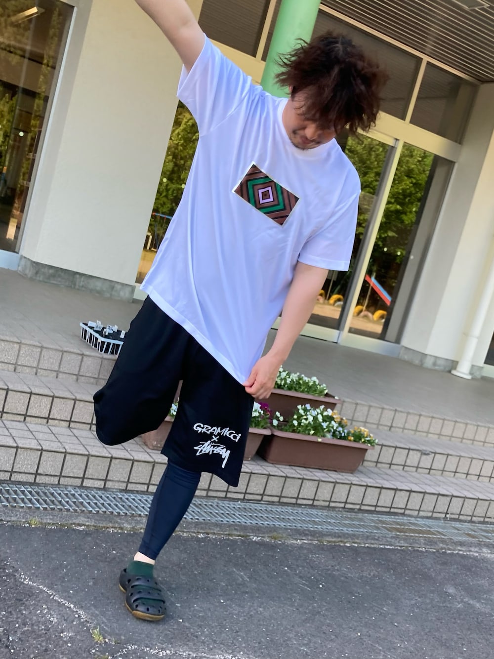 「シンプルコーデ、アウトドアスタイル、オリジナルTシャツ、keen、サンダル、垂金工房、玄関マット」｜「垂金工房のアイテム（Tシャツ/カットソー、ホワイト系）」を使った、垂金権造さん（メンズ・171cm）の春コーディネートの1枚目の写真