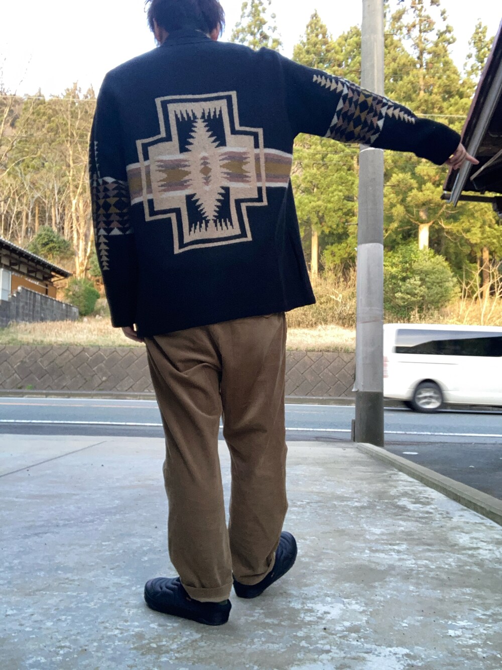 「シンプルスタイル、PENDLETON、カーディガン、GRAMICCI、teva」｜「PENDLETONのニットカーディガン（カーディガン/ボレロ、ブラック系）」を使った、垂金権造さん（メンズ・171cm）の春コーディネートの1枚目の写真