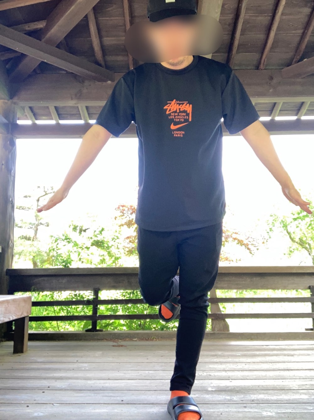「夏コーデ、シンプルコーデ、カジュアルコーデ、サンダル、NIKE、Danner、ダナー」｜「NIKEのアイテム（Tシャツ/カットソー、ブラック系）」を使った、垂金権造さん（メンズ・171cm）の春コーディネートの1枚目の写真