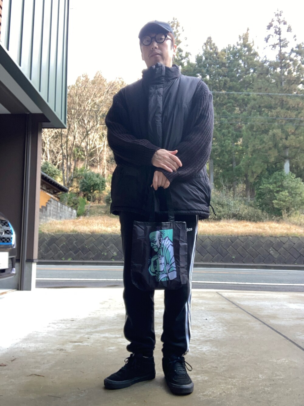 「大人カジュアル、トートバッグ、絵本、もちもちの木、お洒落さんとつながりたい、ガチャガチャ」｜「FREAK'S STOREのPRIMALOFT VEST/プリマロフト 高機能中綿ベスト（ダウンベスト、ブラック系）」を使った、垂金権造さん（メンズ・171cm）の冬コーディネートの1枚目の写真