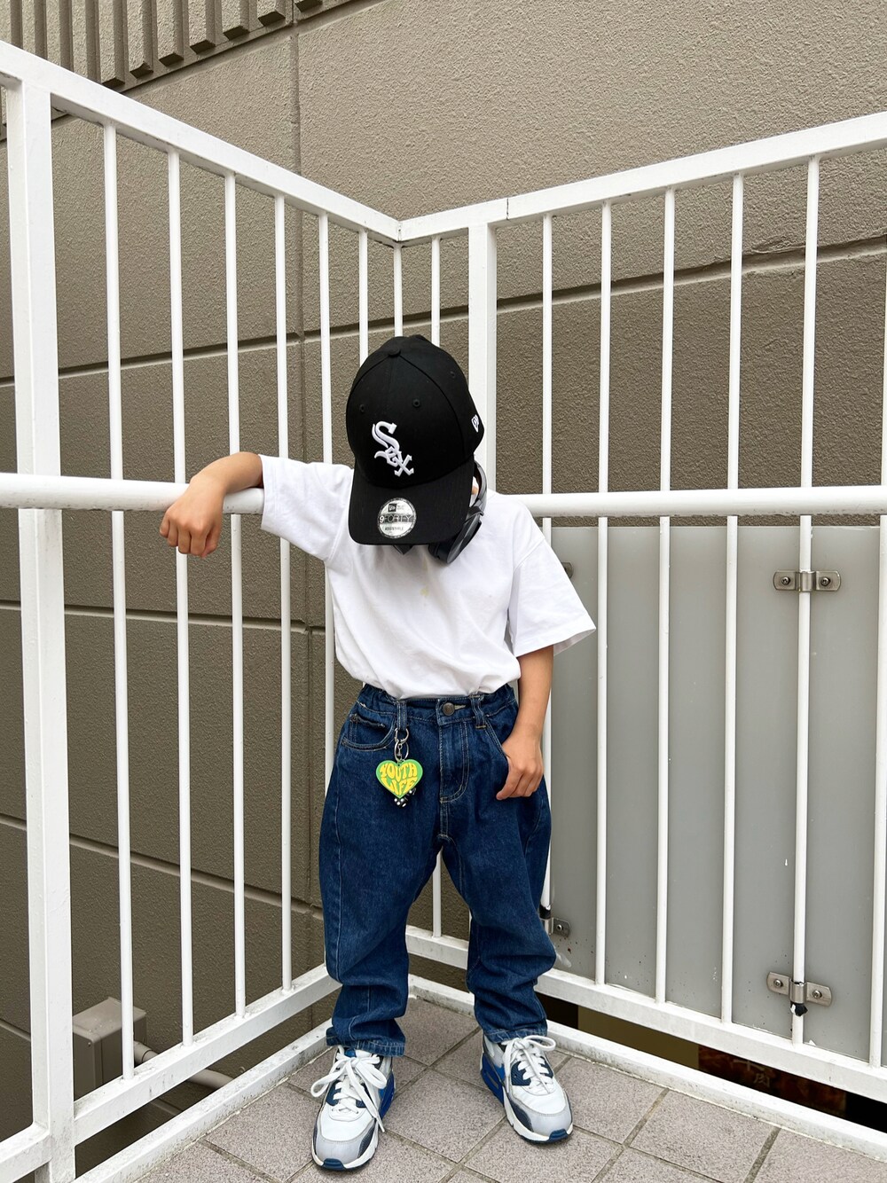 ホワイト系のTシャツ/カットソー、ブルー系のデニムパンツ、その他のスニーカーを着用したキッズの春コーディネートの1枚目の写真