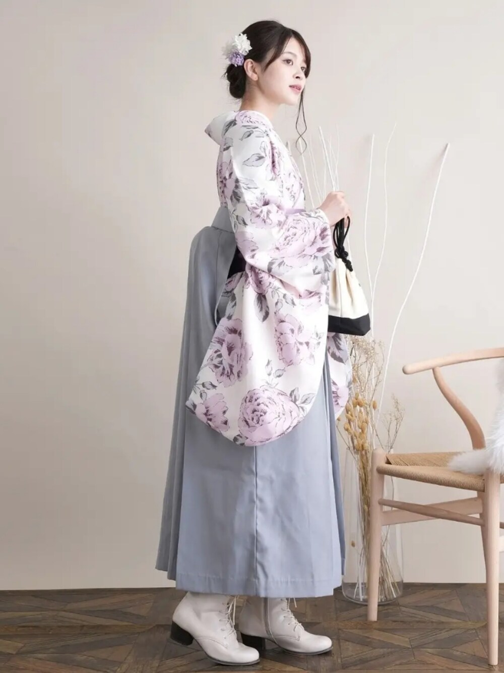 「utatane、袴、着物、卒業式、卒業式コーデ、くすみカラー、きれいめカジュアル、スカート、花柄、くすみブルー、ブーツ、巾着バッグ、ヘアアクセ」｜「utataneの袴セット　ひよこ商店（着物、ホワイト系）」を使った、utataneスタッフさん（レディース・160cm）の秋コーディネートの1枚目の写真