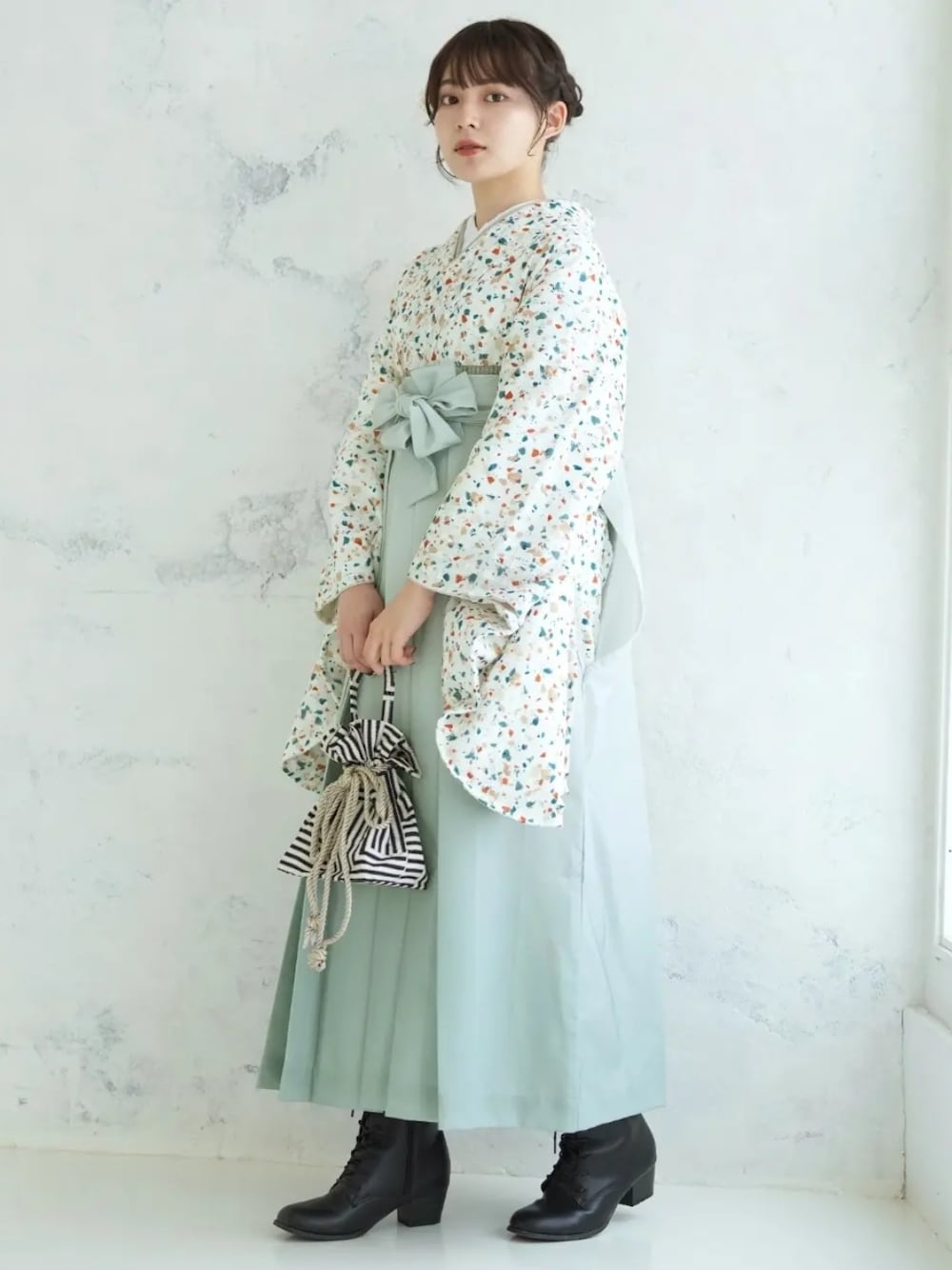 「utatane、袴、着物、和装、フォーマル、卒業式、卒業式コーデ、大人ガーリー、学生、大学生、記念日コーデ」｜「utataneの袴セット　国産生地（着物、ホワイト系）」を使った、utataneスタッフさん（レディース・160cm）の冬コーディネートの1枚目の写真