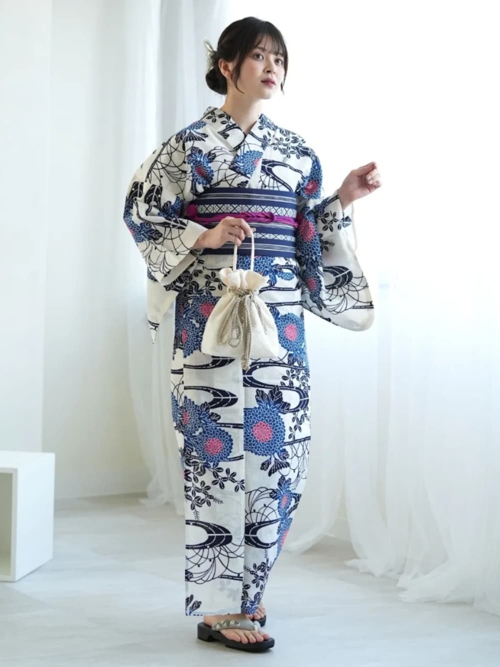 「utatane、浴衣、和装、夏、夏コーデ、花火大会、お祭り、お祭りコーデ、デート、女子会、清楚系」｜「utataneの注染浴衣3点セット utatane×注染工房 菊と萩の流水（浴衣、ホワイト系）」を使った、utataneスタッフさん（レディース・160cm）の春コーディネートの1枚目の写真